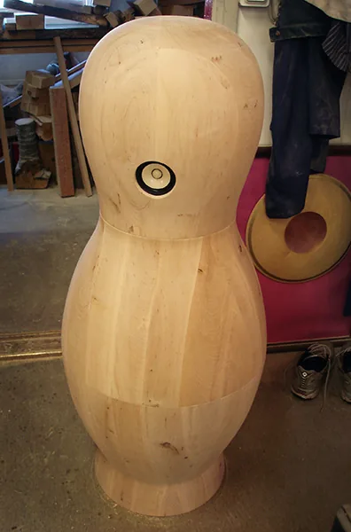 Stor svarvad figur i ljust trä