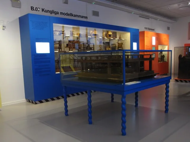 Museimonter med svarvade blå ben